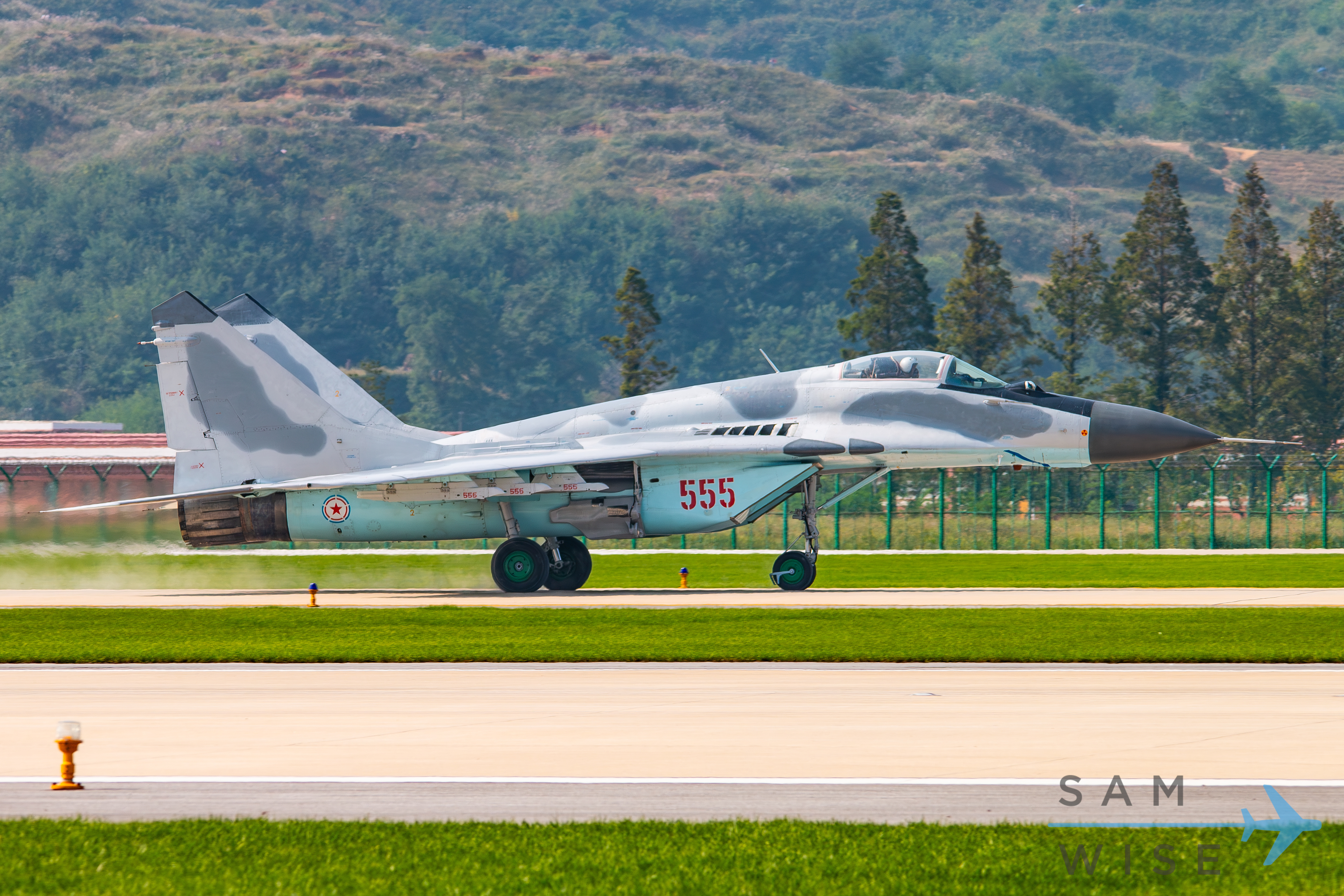 高分辨率图像 少见的北朝MIG29A和SU25大图，照片作者flickr：sam