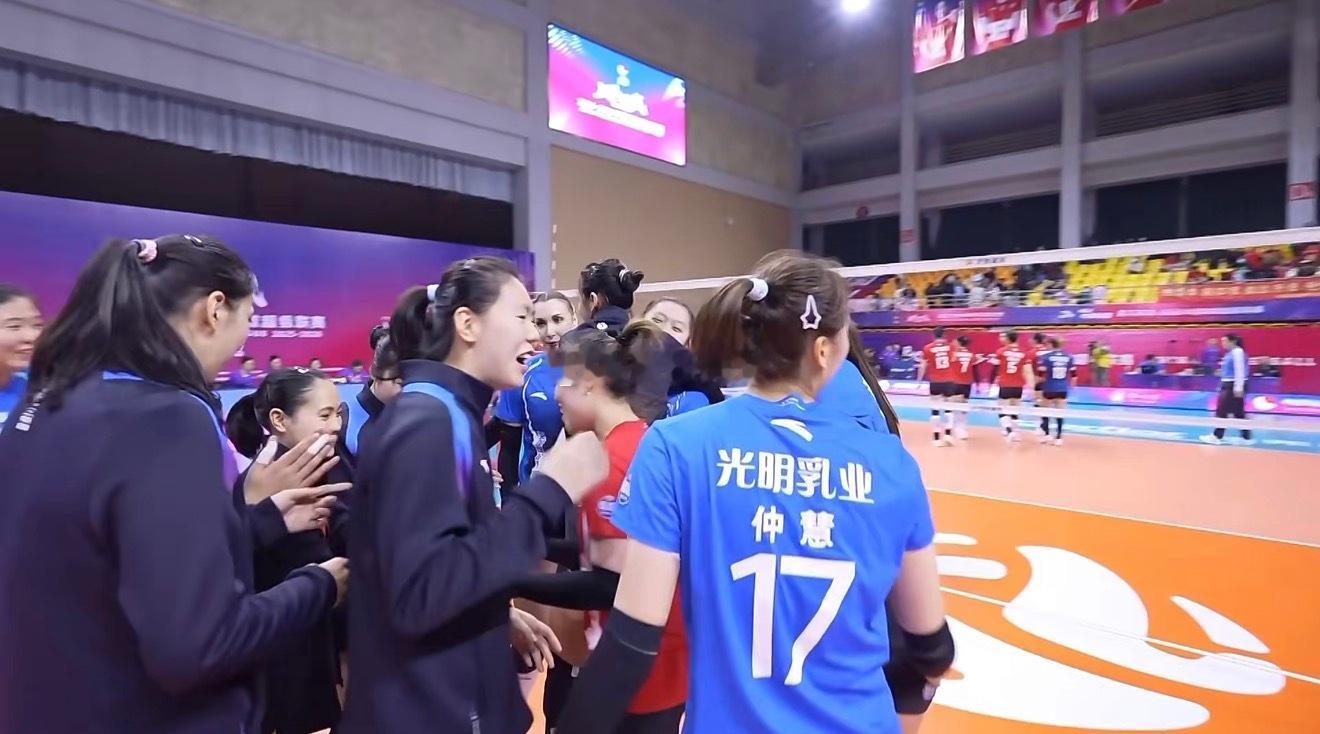 【上海女排战胜江苏获联赛两连胜】2025-2026中国女排超级联赛常规赛A级第二