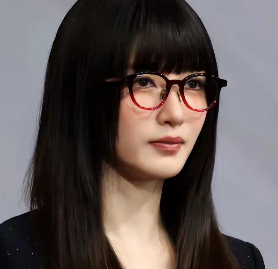 近日，江疏影在厦门国际眼镜业展览会亮相，造型让网友直呼“认不出”！齐刘海、黑框眼