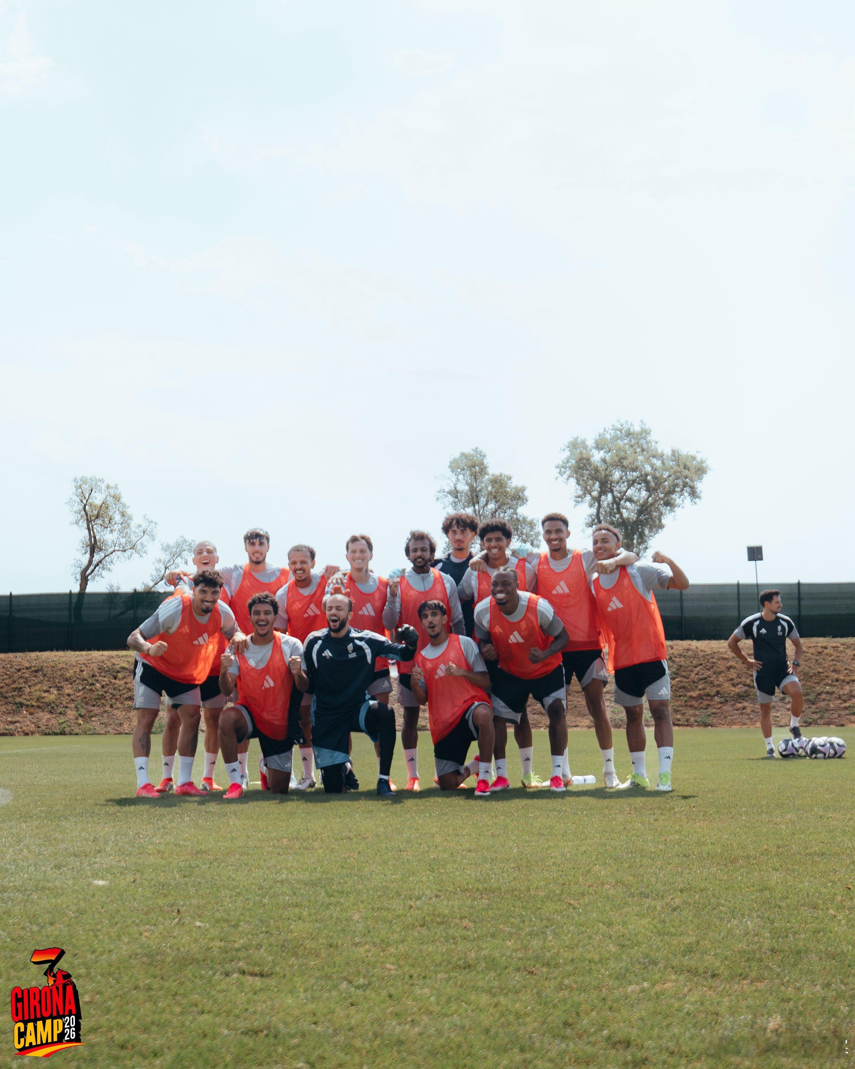 训练赛之后，合影是必不可少的📷库迪西亚今日赢球分队⚽️沙特联赛