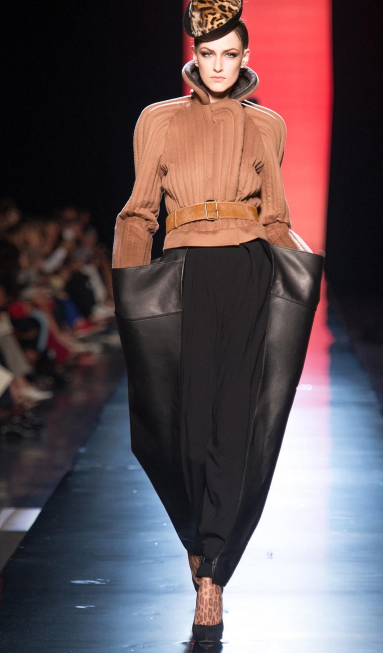 Jean Paul Gaultier 2013秋冬高定系列，廓形上真的是在玩火。