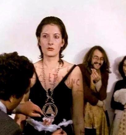 1974年，一名美女将自己麻醉后任由人们主宰自己的身体，很快她就被人扒掉了上衣，