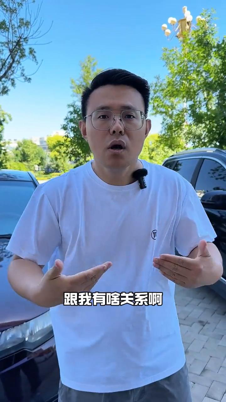 小车司机想要左转，对向的电动车主摔倒在地，这责任该如何划分？
开车时电瓶车突然在