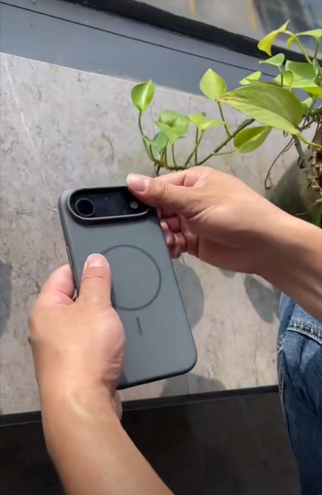 iPhone17Air戴手机壳效果超薄手机，再戴个壳，咋感觉浪费了它的这个设计。