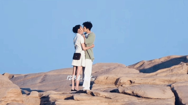 关晓彤✘李昀锐《耀眼》路透[污]海边落日配拥吻，油画都画不出这浪漫[跪了]关晓彤