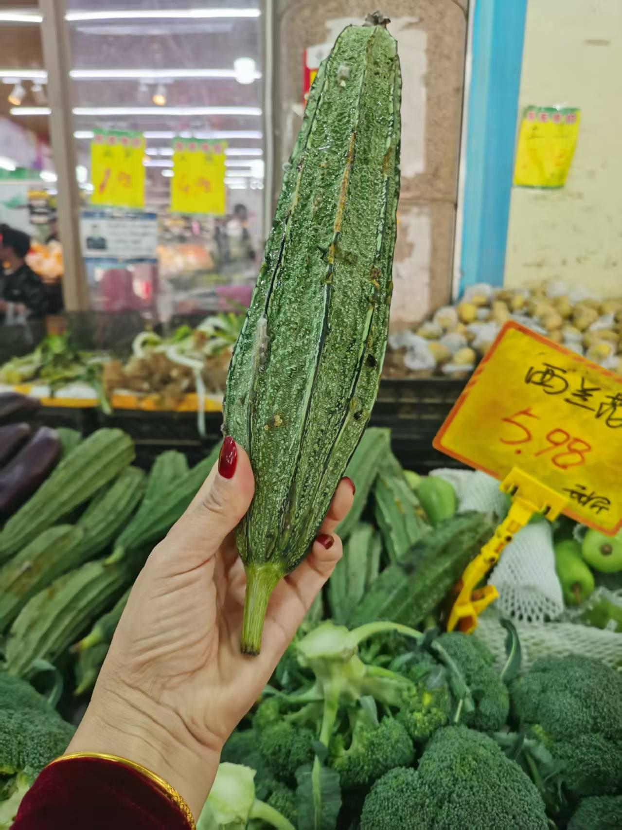 活了半辈子，
还是第一次见过这种菜。
若不是看到牌子上写的字，
真不知道这种菜的