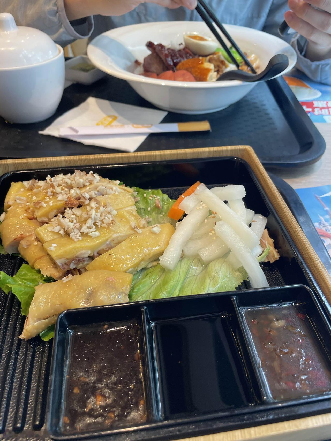 二人在大家乐吃过快餐，抖音团购的70多元，结果二人都没吃饱！