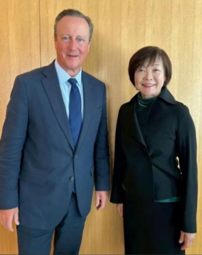 安倍晋三要是泉下有知，估计真得气得翻个身。
他老婆安倍昭惠，在他死后，直接开启了