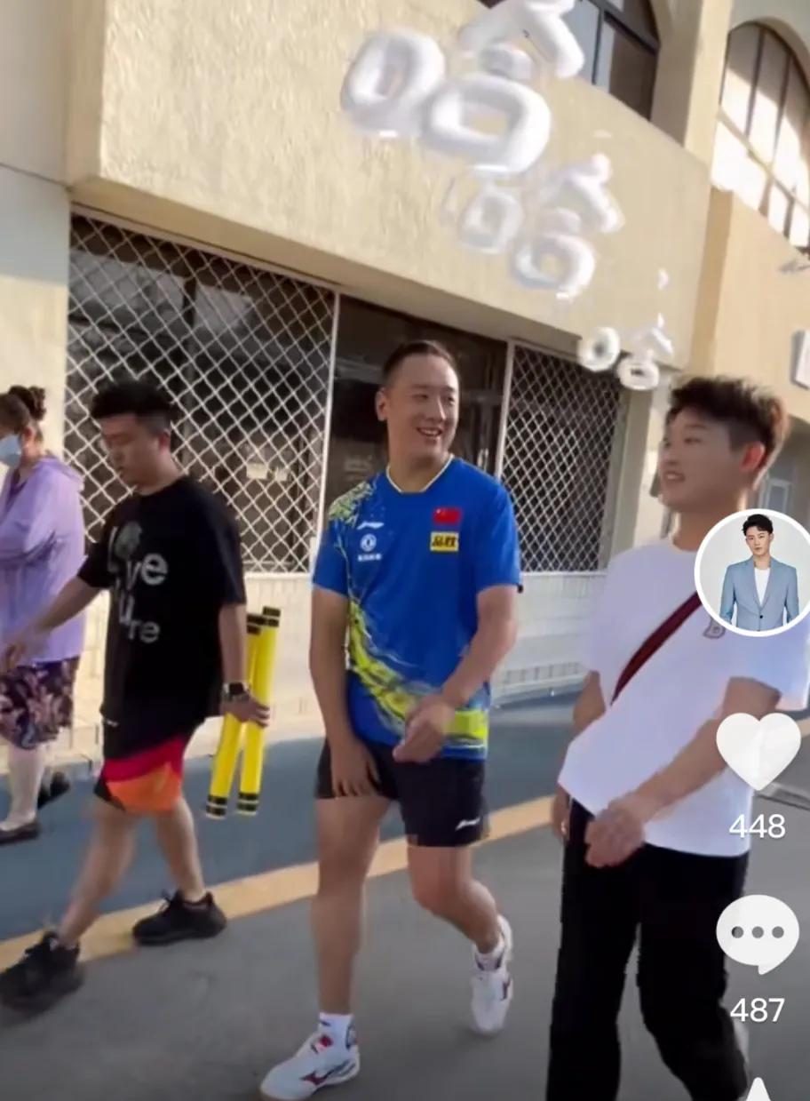 孟贺在社交媒体平台发文：今天值了和徐晨皓打了球，用的还是许昕的球拍，拿在手上都满