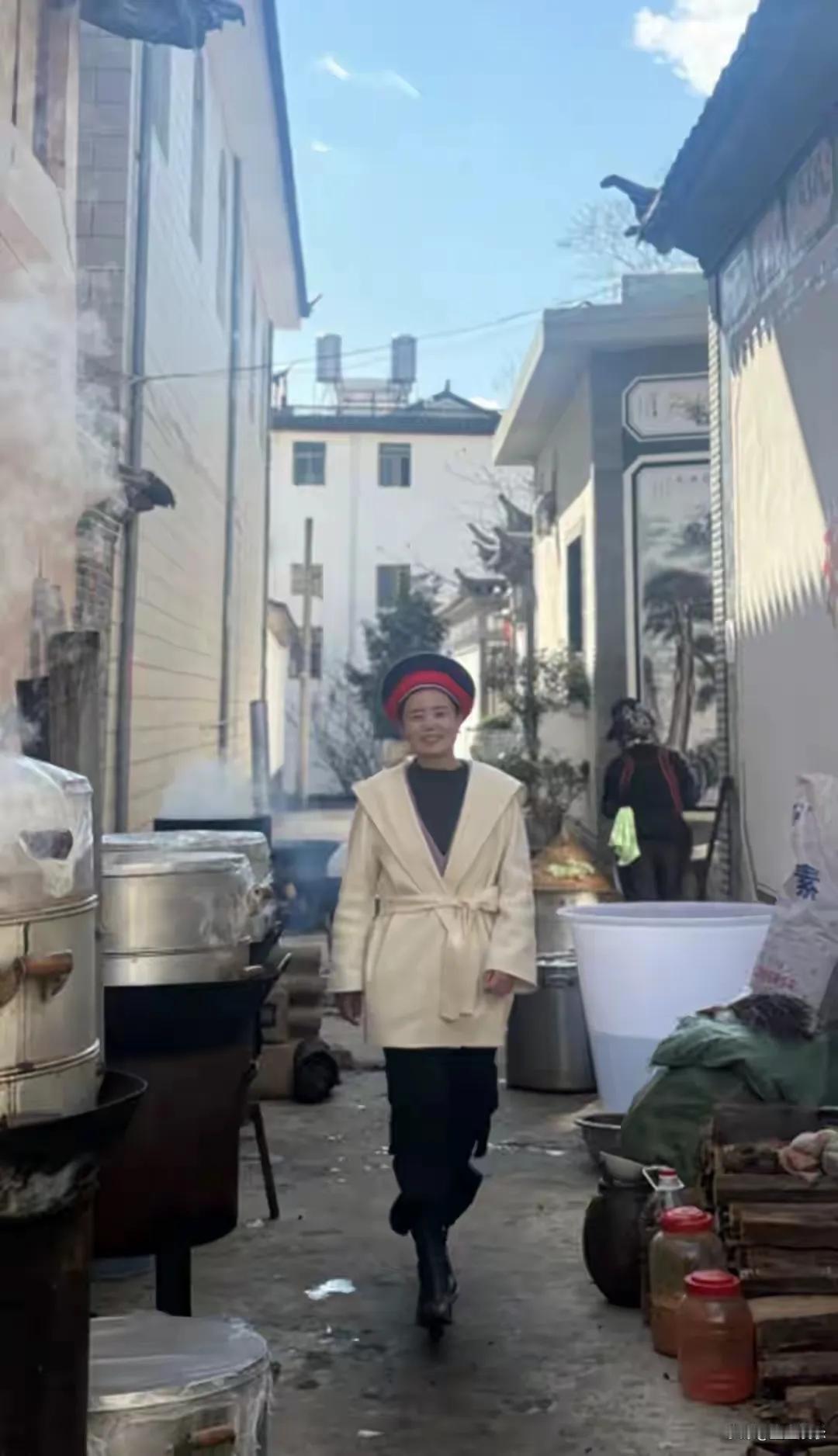 近日，龚琳娜回到云南参加邻居婚礼，沉浸式体验乡村流水席的热闹。一桌15道菜，12