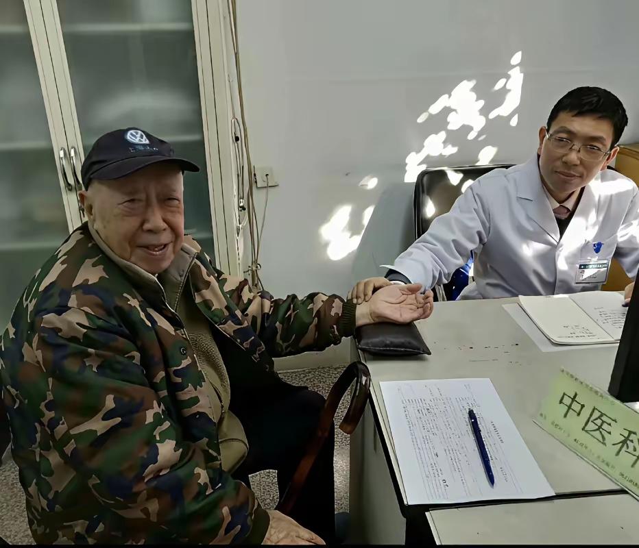 这是“胡汉三”在看医生的照片，
这是一张不多见的照片，
“胡汉三”的名字谁知道？