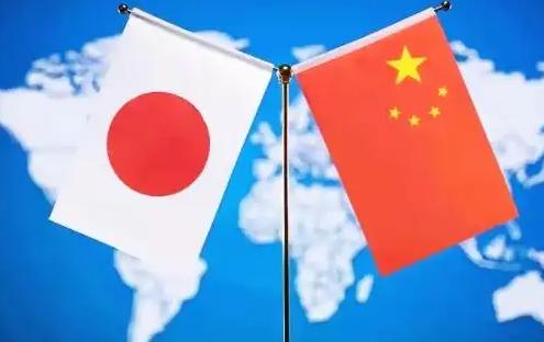 6月13日，日媒报道，中国海警船在台湾东部海域对悬挂外国国旗的货船进行了罕见的执