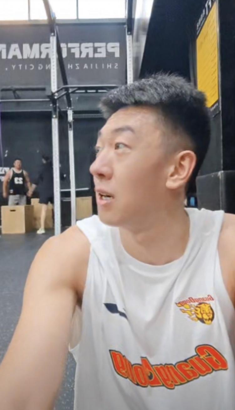 王少杰：未来去哪里心里一片茫然，先飘泊再说
前几天王少杰在韩国旅游，晒照片非常休