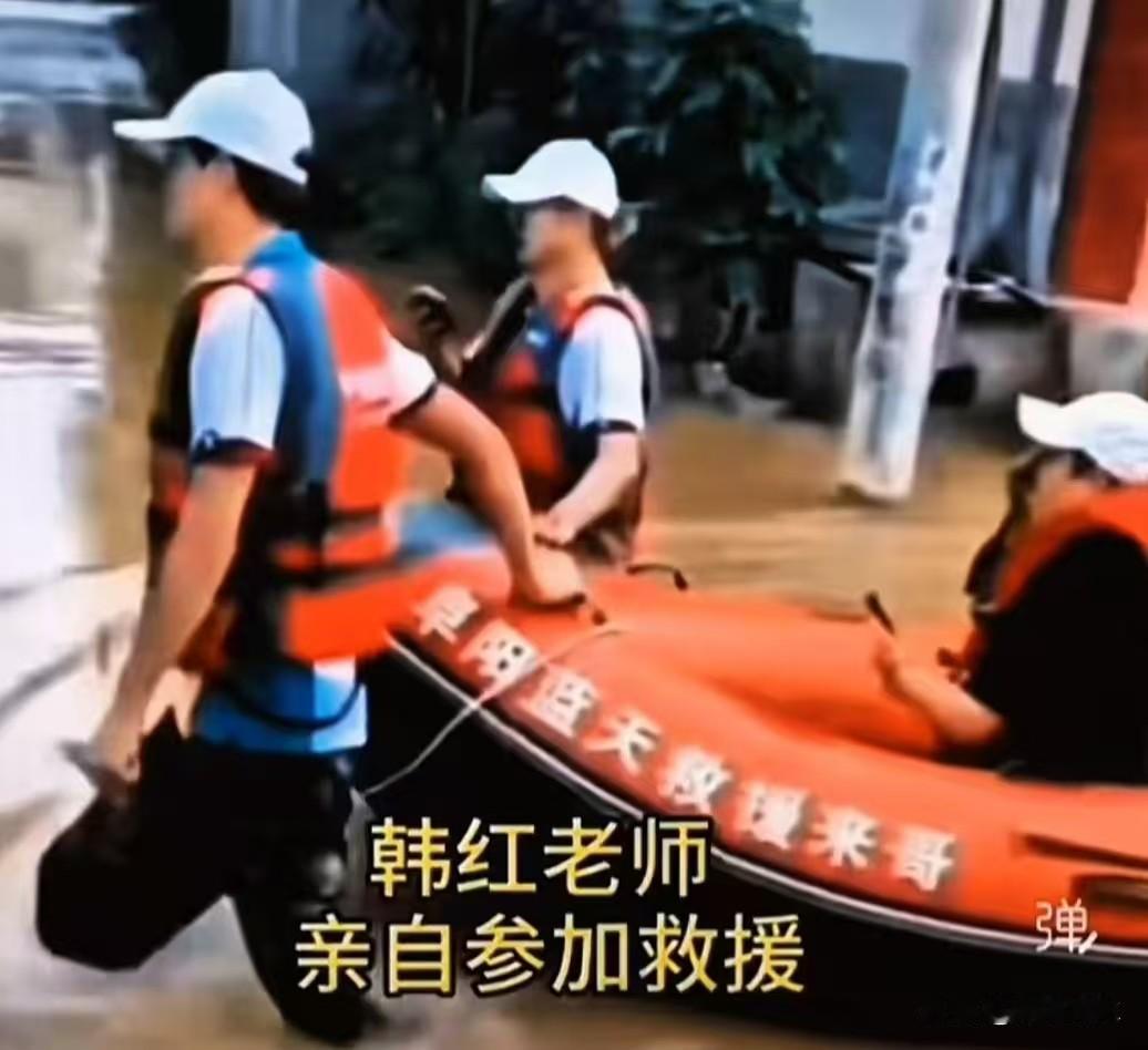 他们在救灾现场，是怎么做到浑身上下，一尘不染的?帽子、坎肩、小船，干干净净，崭新