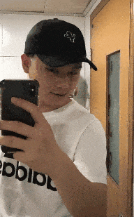 我以为只有秃了才戴帽子的[笑哭]