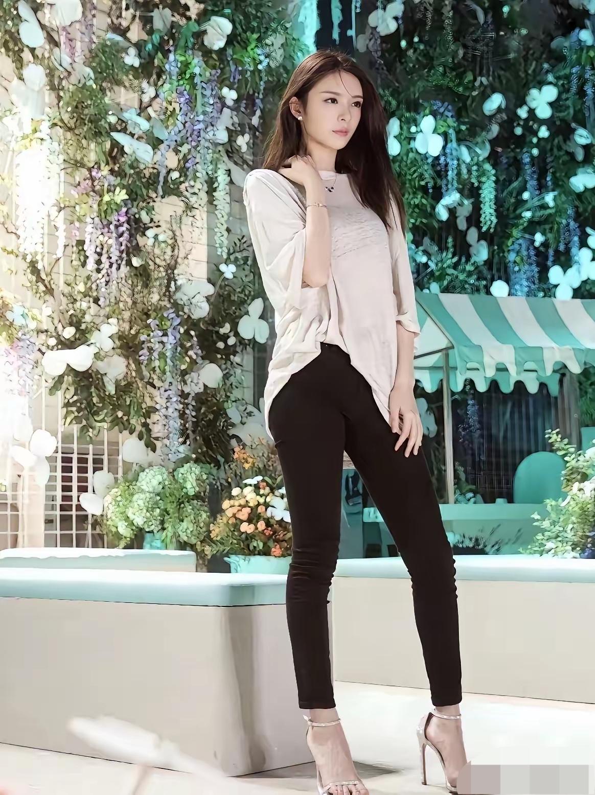 这位才是多才多艺的极品女神，演过《一闪一闪亮星星》，还唱过《卡路里》你知道她是谁