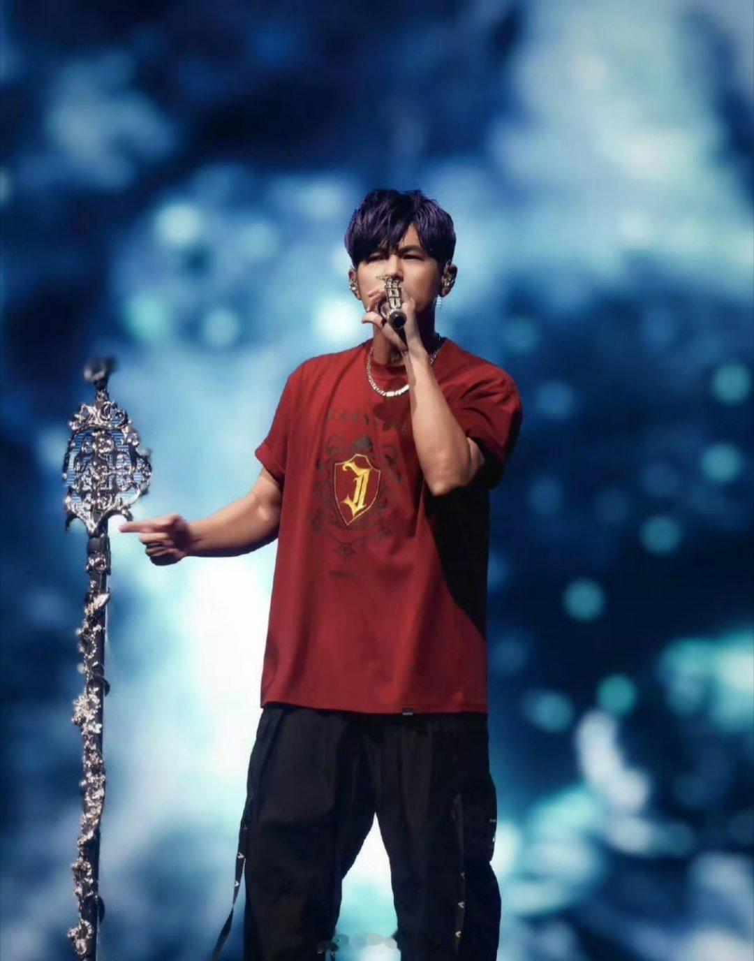 台湾目前在大陆有影响力的歌手不多了，周杰伦了算一个吧！出道二十余年，他的作品贯穿