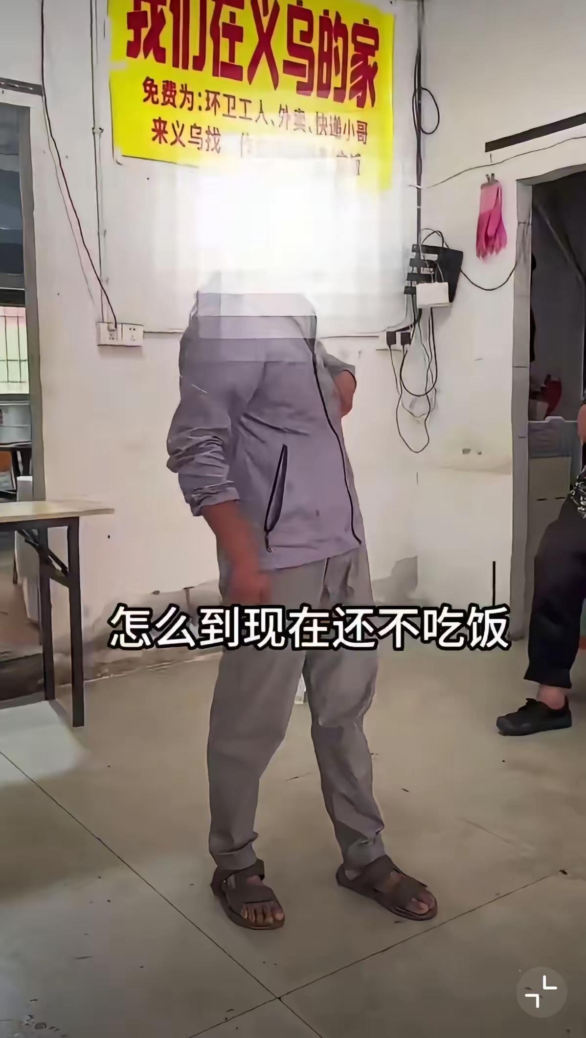 近日，浙江义乌一家免费饭馆里，上演了令人咋舌的一幕。
 
饭馆老板好心为困难人士