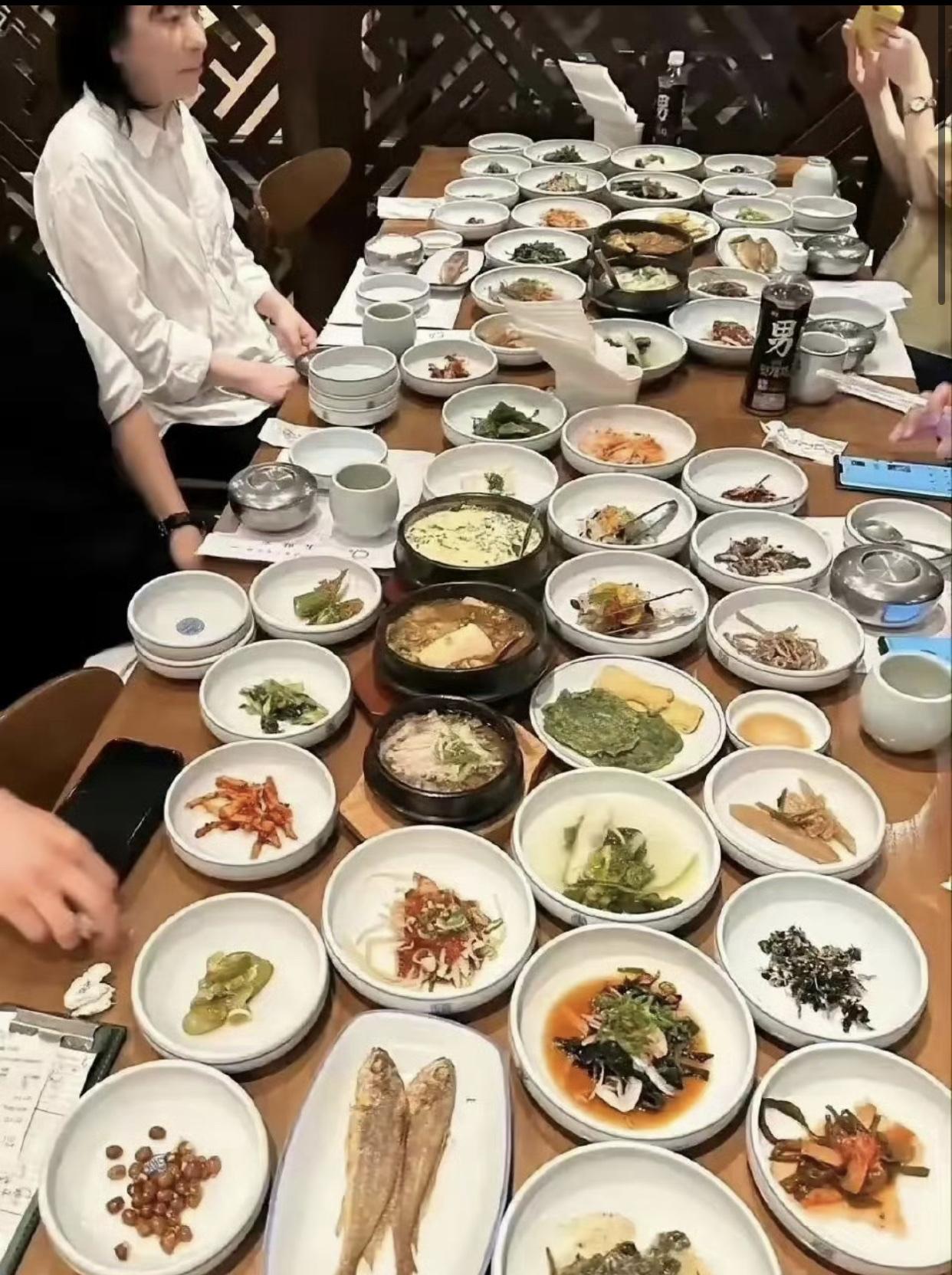 韩国人招待客人的全桌宴，满桌的碟子，里面只放一点点配菜，不说好不好吃，这真的能吃