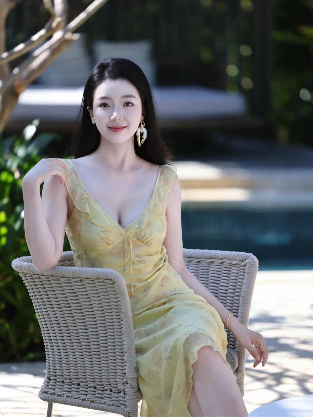 夏日午后，优雅坐于藤椅，浅笑嫣然，尽显迷人风情。穿搭 高雅气质美女 气质 高清美