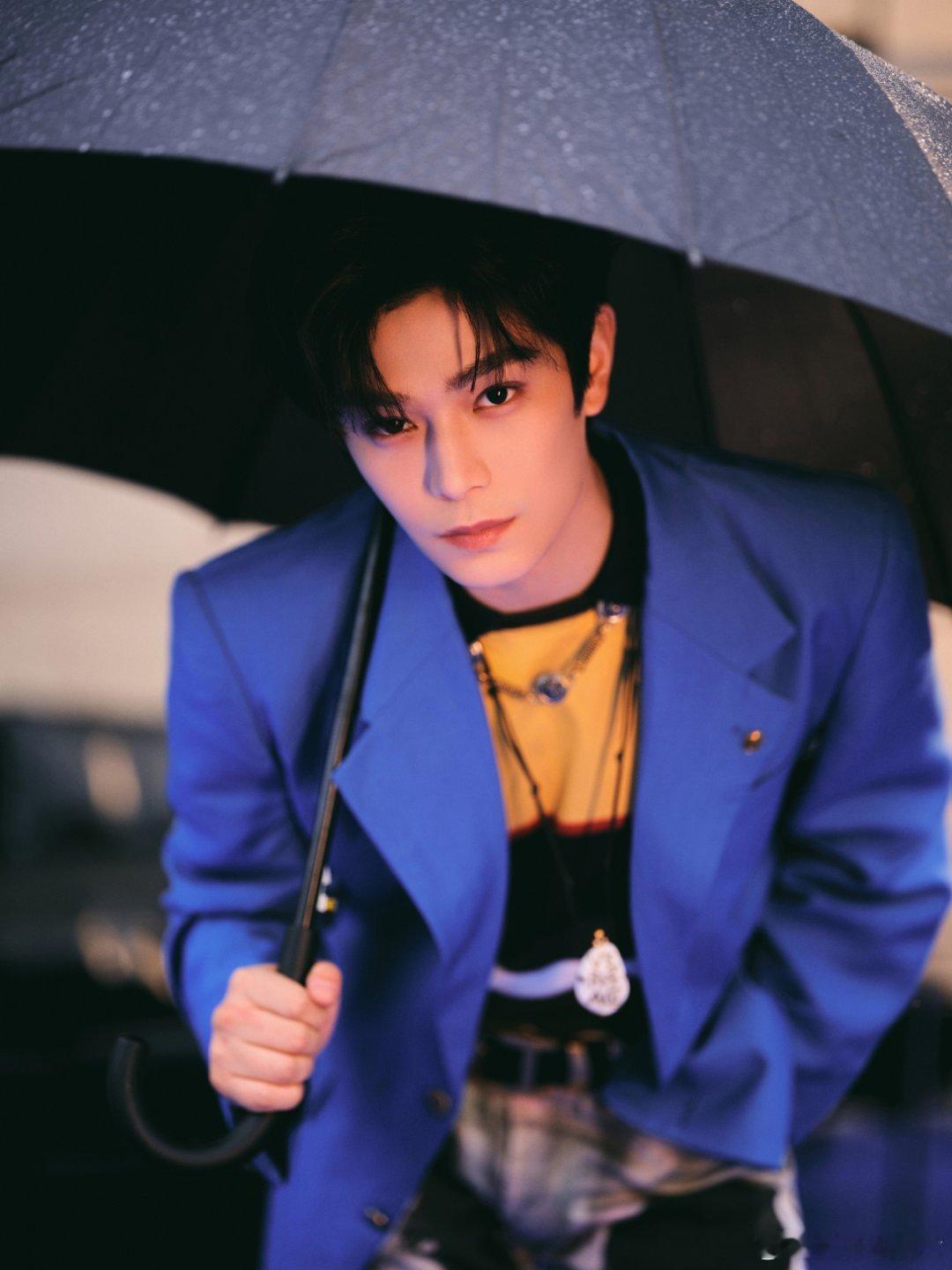 丁禹兮微博之夜官宣 dyx丁禹兮撞色内搭宝石蓝西装 我喜欢你就像是烟火升空 会在