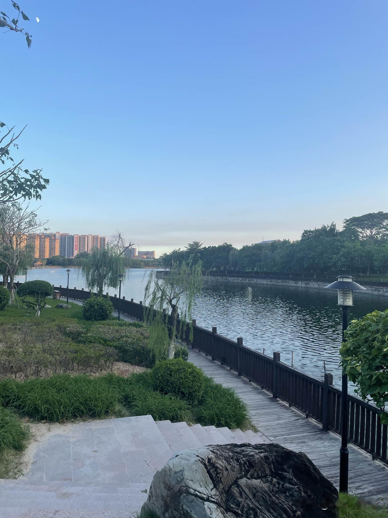 这种结了婚还跟老婆AA制10年的，真是祖上烧高香了。
一男子36岁，和老婆结婚1