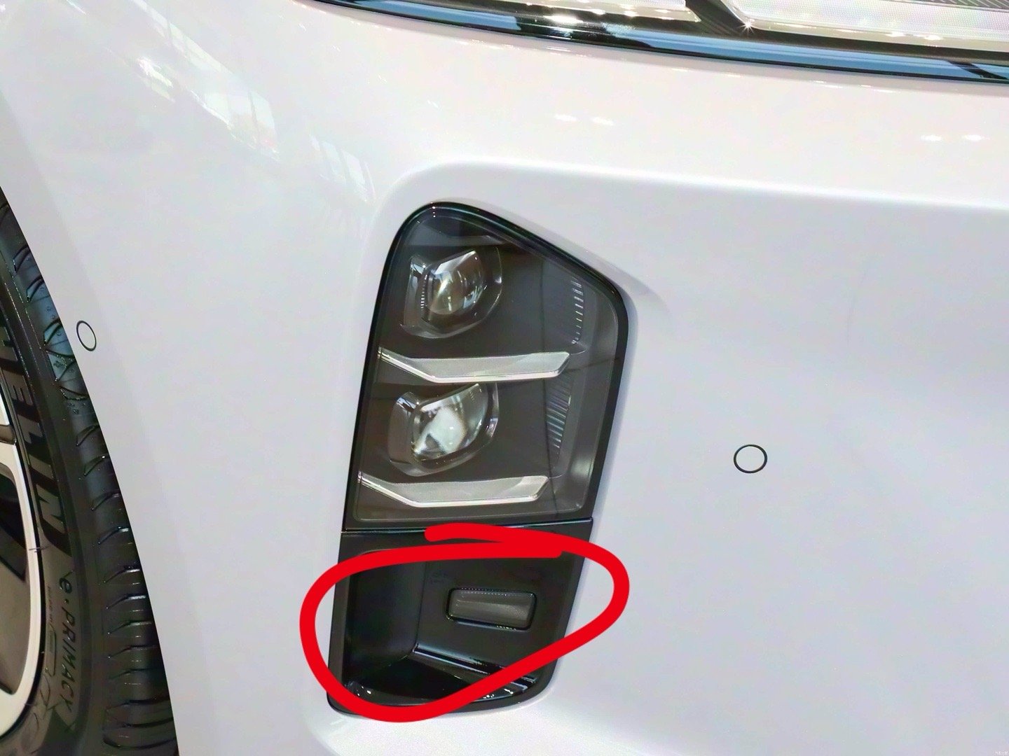 突然发现蔚来还挺热衷于标配角灯的，ET5、ES6/EC6、ES8、ET9都有。L