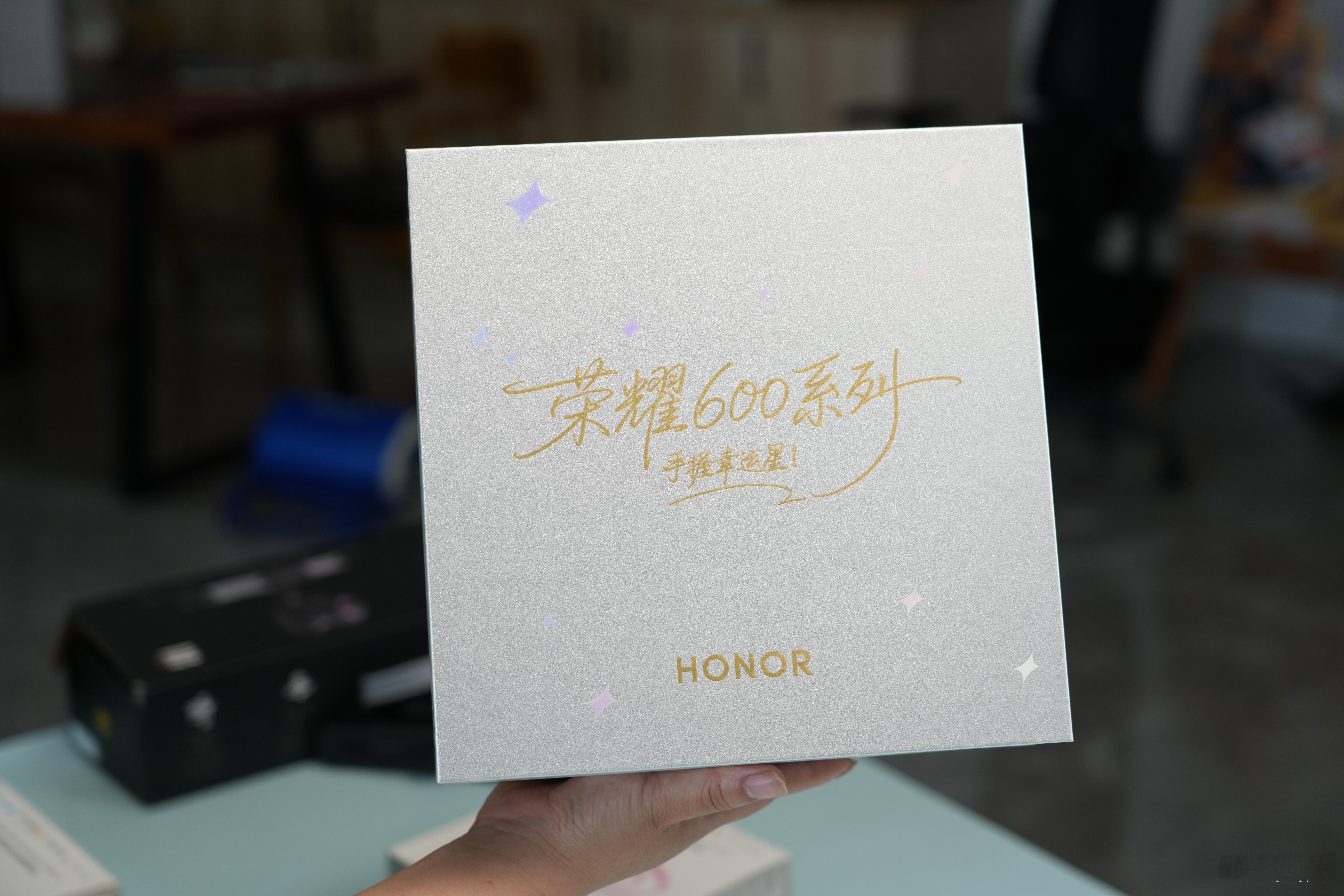 荣耀600的邀请函很别致，是和星巴克联名的礼盒，还有一个精致的星巴克咖啡杯，手握