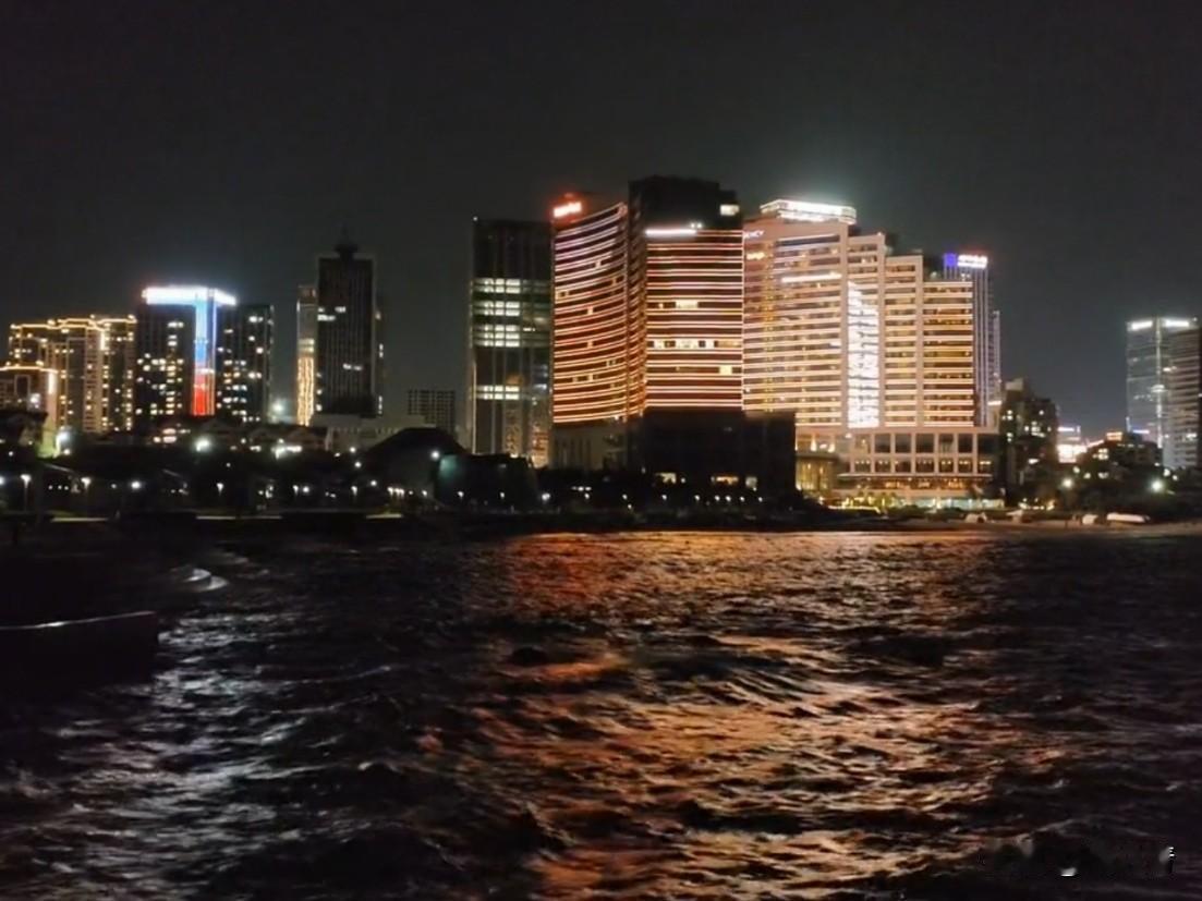 你看过夜晚的海吗？那种漆黑一片的海。岸边远处的灯光投过来，把海面照得墨绿发黑，如