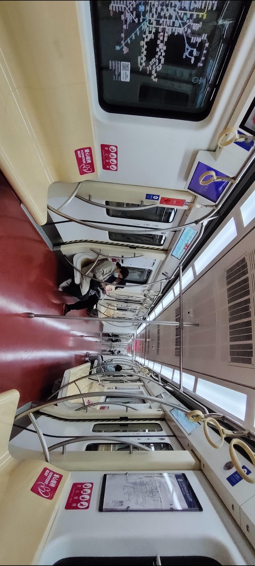 🚇 穿梭在城市的脉搏中，感受每一次的出发与抵达。