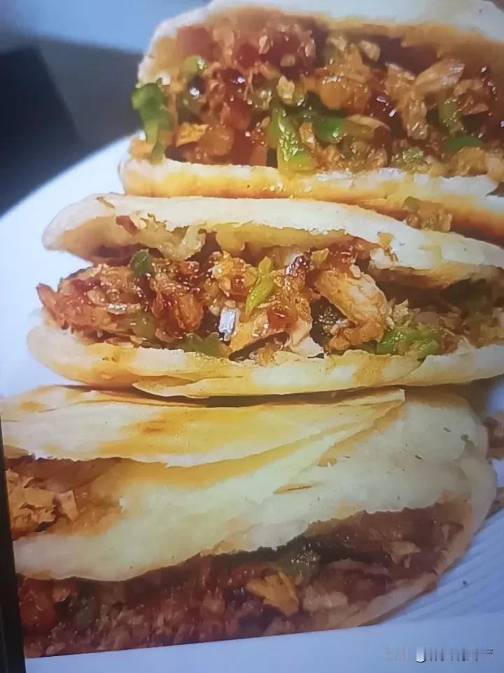 为啥叫肉夹馍而不叫馍夹肉呢？其实这和陕西的语言习惯有关。在陕西话里，“肉夹馍”是