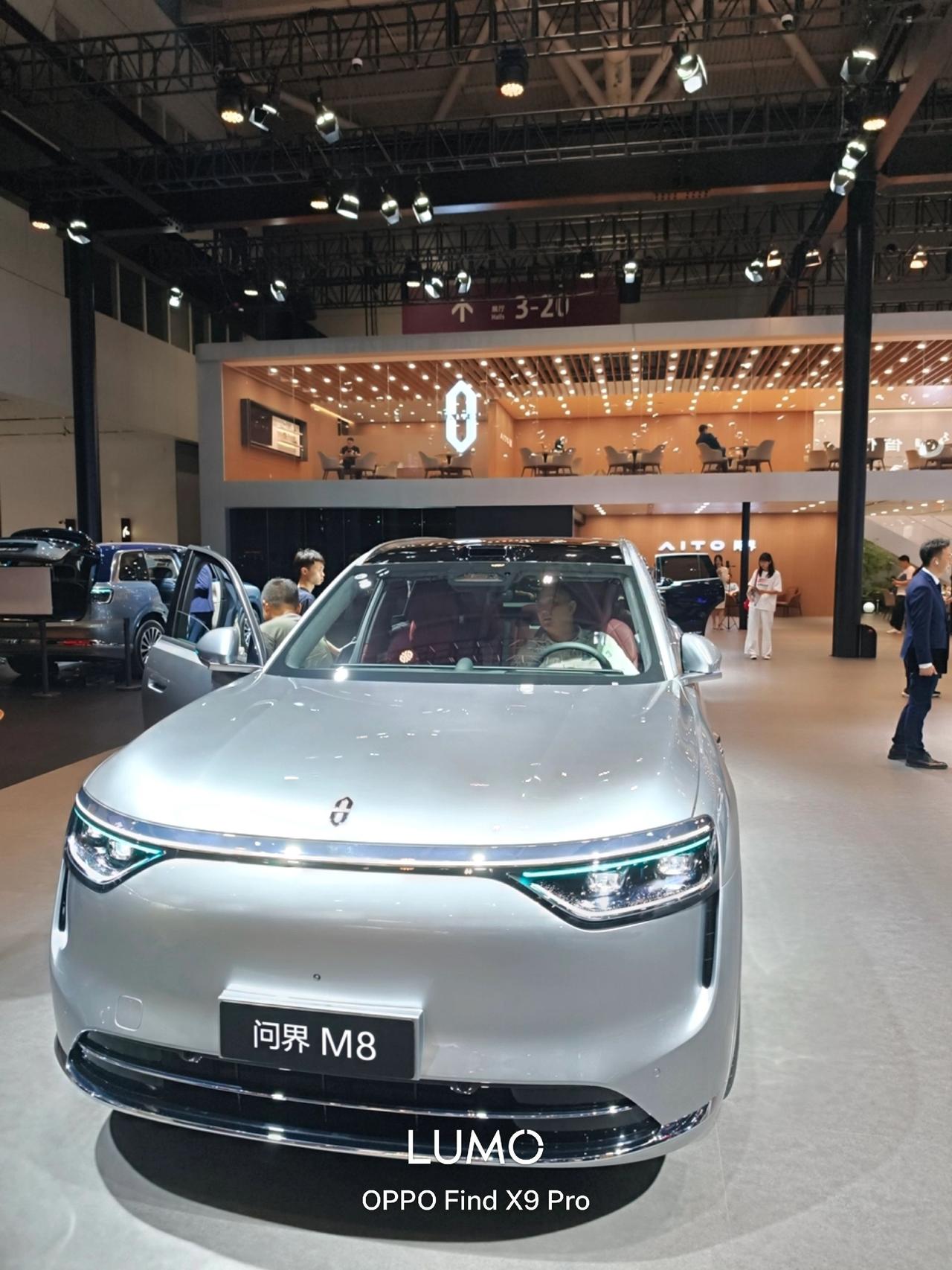 ✨问界M8杀疯了！这颜值谁顶得住？！科技感直接拉满🚗💨国产新能源是真的强！2