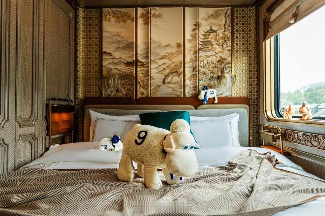 【国内最豪华旅游列车开行，没有之一】今天，由复星集团打造的真·世界级高品质旅游列