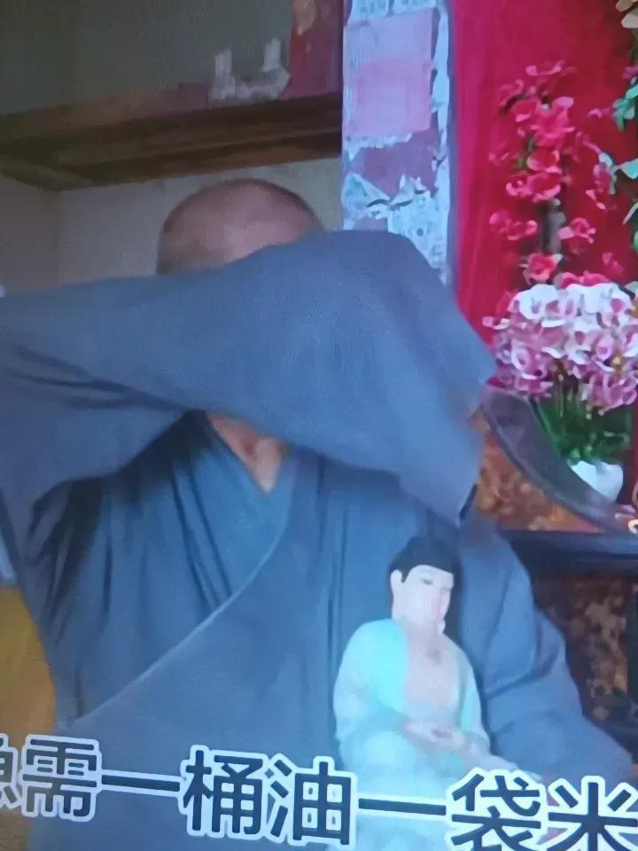 在一偏僻之处，有个小小的寺庙，两个僧人。因没有香火，无钱买米快揭不开锅了。小和尚