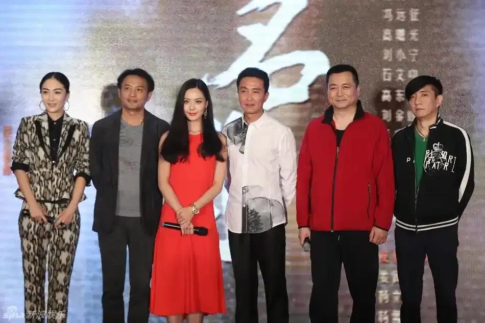 6星合照：我一眼就认出了穿着一袭红裙、青丝如瀑、凤眉明眸的原雨；略显发福、着红外