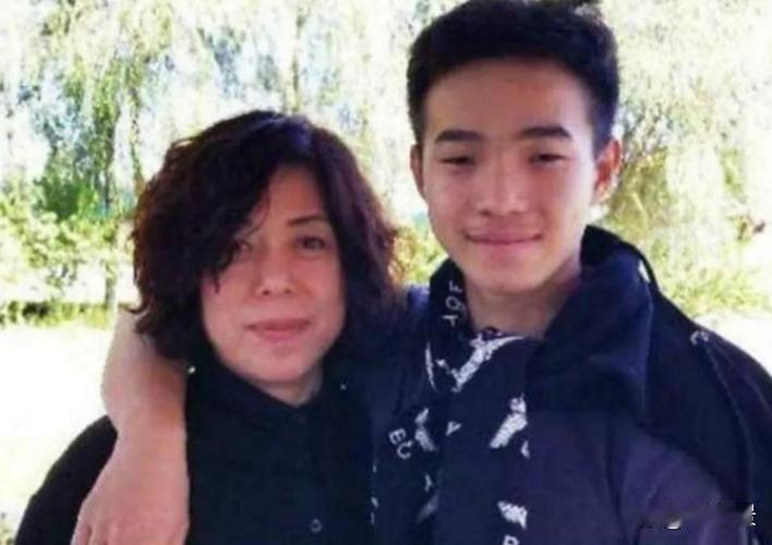 1995年，黑龙江一女子捡到一聋哑男婴，为了抚养他，不惜与丈夫离婚，甚至卖掉房产