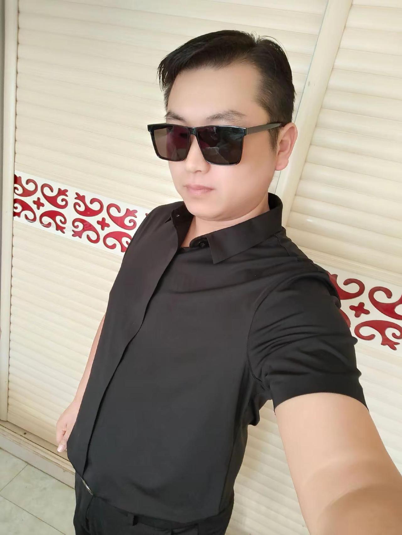 黑色衬衫搭配灵感 男人上线