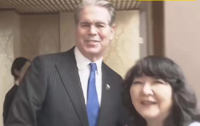 贝森特的这一次亚洲行啊，非常的别扭。
首先就是时间点非常的奇怪，特朗普明天就到了