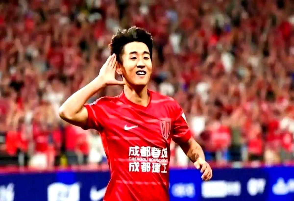 都以为韦世豪脾气爆，他在场下竟是球队的“粘合剂”。

在成都蓉城队里，韦世豪跟巴