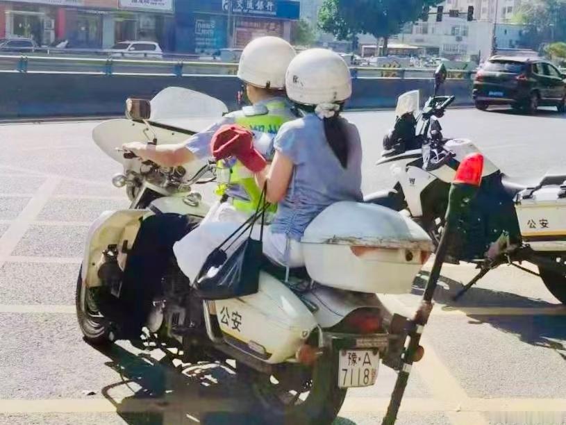 7月4日8时47分，郑州四中（京广路校区）考点外，一名考生向执勤民警求助，称其走