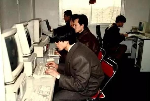 汉字不能被抹掉！电脑诞生那一刻起，美国工程师的设计蓝图里，从来就没给汉字留过位置