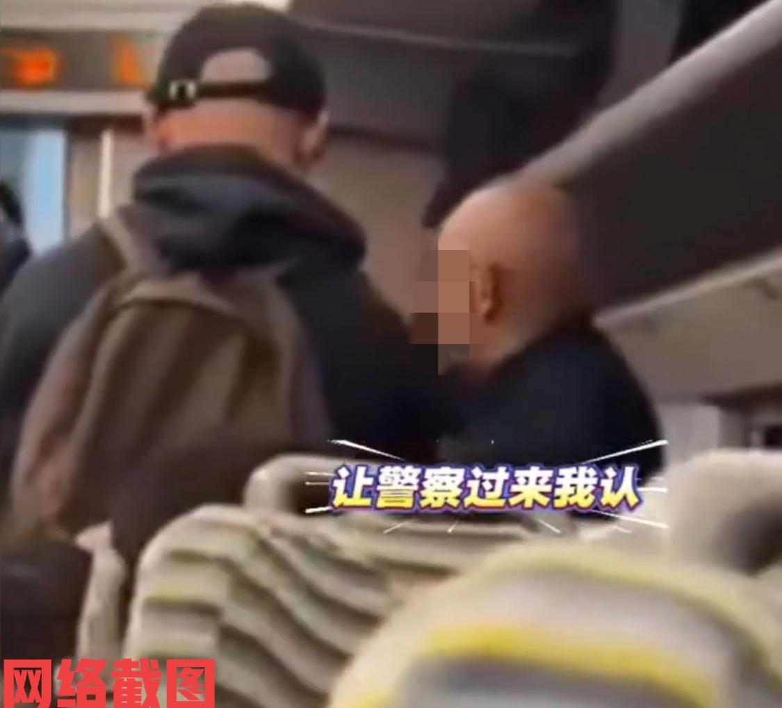 四川成都有光头老人在高铁上。

老人实际自己买得是无座票，可他却走到一名小伙子面