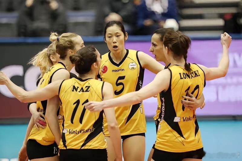 全运会的排球场上，朱婷以运动员兼教练的身份代表河南队出战，表现相当亮眼，怪不得慧