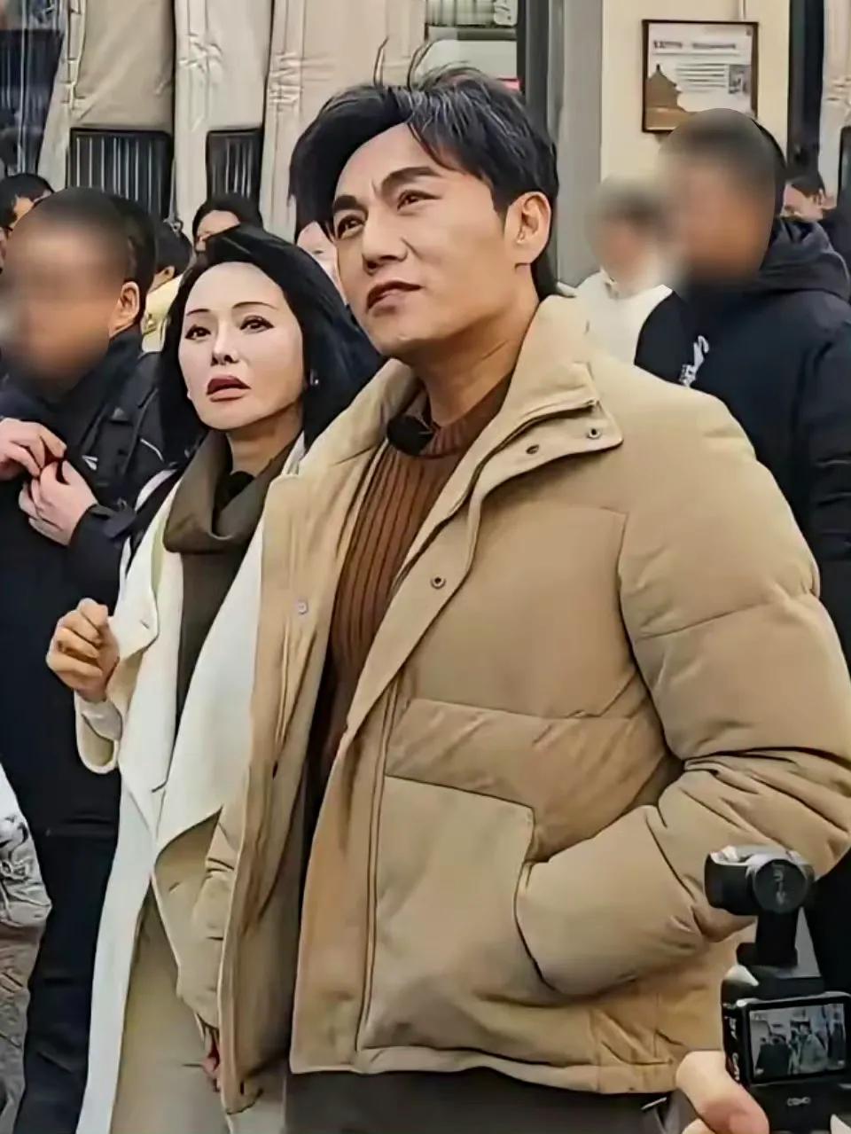 秦昊伊能静回沈阳过年 牵手逛吃！
秦昊伊能静回沈阳过年啦！两人牵手逛吃，甜蜜互动