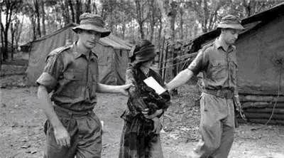 1966年，一名越南女兵惨遭澳军抓捕，为了逼供，澳军对越南女兵动用了惨无人道的“