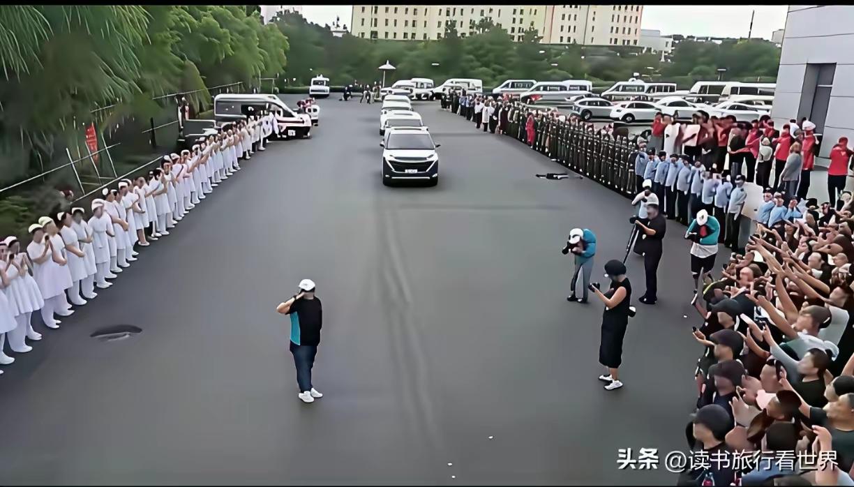普通人给他个教训，能让他记一辈子！
做公益、做慈善，悄悄做就行，偶尔高调一回也没