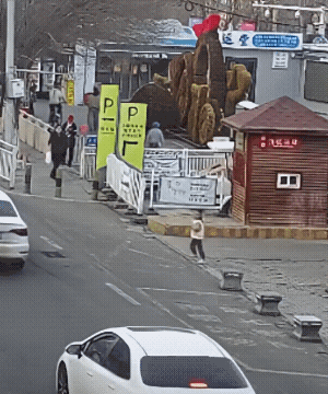 良心司机及时斜转方向，不然后果不堪设想，不過辅路还有个路人就倒黴了！[祈祷]