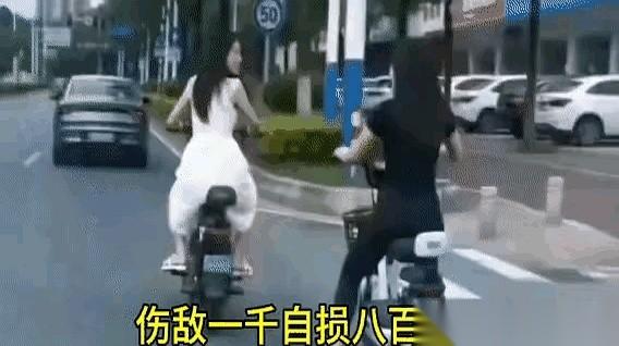 我今天算是开了眼了。
俩姑娘，骑着小电驴，在马路上你一脚我一脚，真当自己是侠女，
