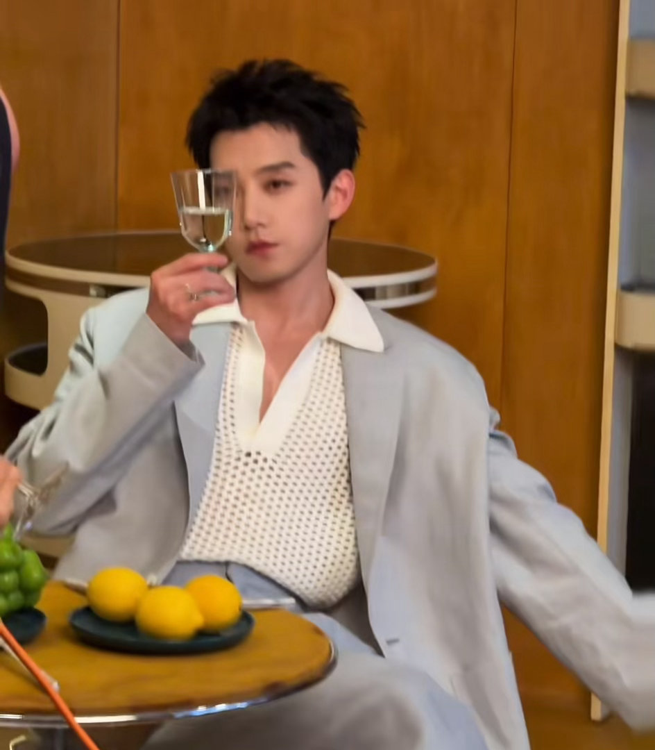 内娱第一个林更新型工作室范世錡工作室护主 陪了十年不容易。生日被人缠上瞎说八道，