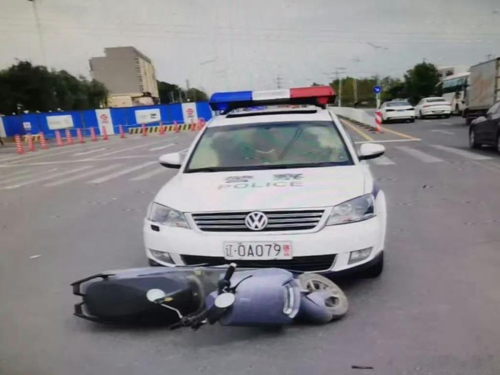 沈阳一男子将私家车改装为警车不是，正常人都不会这么玩儿吧？改装成这样是好玩儿，还